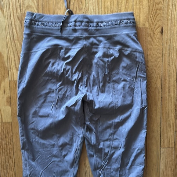Lululemon sz 8 Dance Studio Crop *25" Lunar Rock, excellent condition like new - Picture 7 of 13